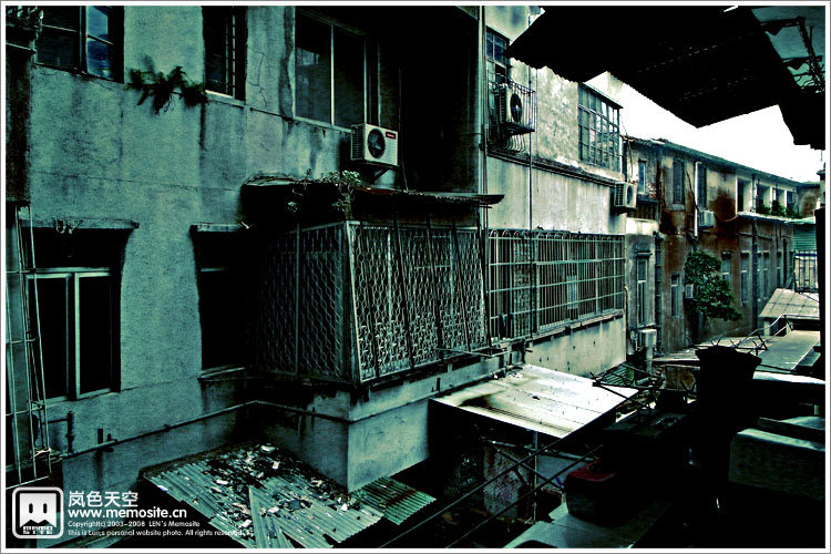 凉台对面的宿舍，早期的建筑没有规划，差点成了握手楼了