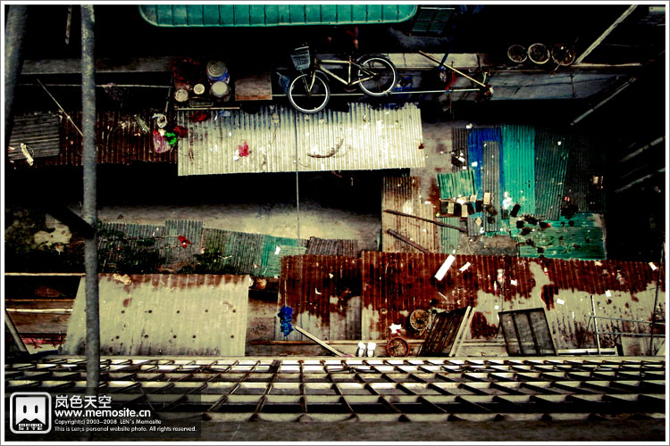 凉台望下望……屋顶的垃圾已经告诉我岁月的长远