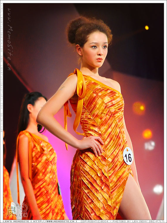 看介绍才知道这个MM只有14岁，暴汗中！最后还获奖了！！