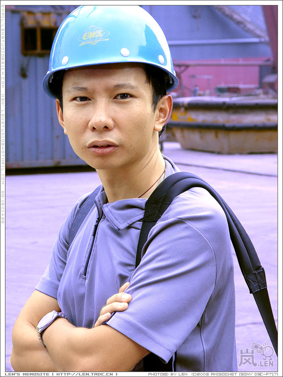 首先上场的係当日首席摄影地盘佬，我哋的斑猪靠啊！对白：“细路，你交咗保护费未啊？！”