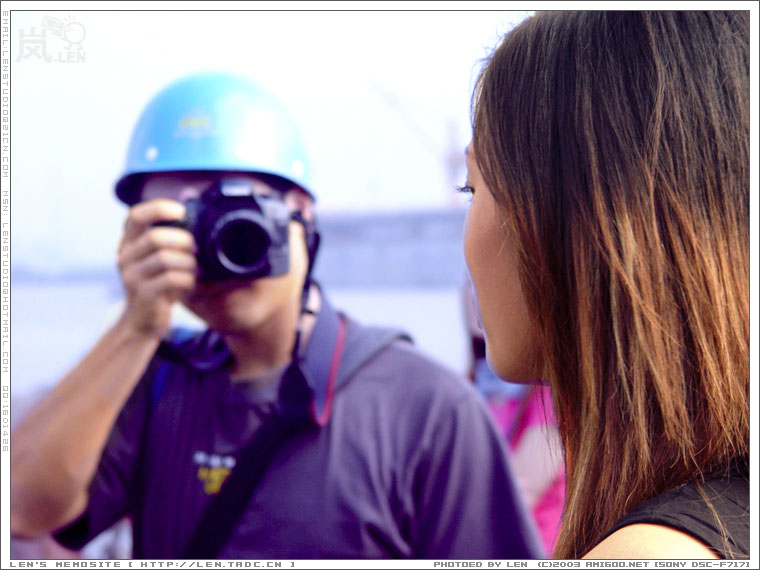 睇睇我哋的南下民工几型仔，单手手持～～～强！！