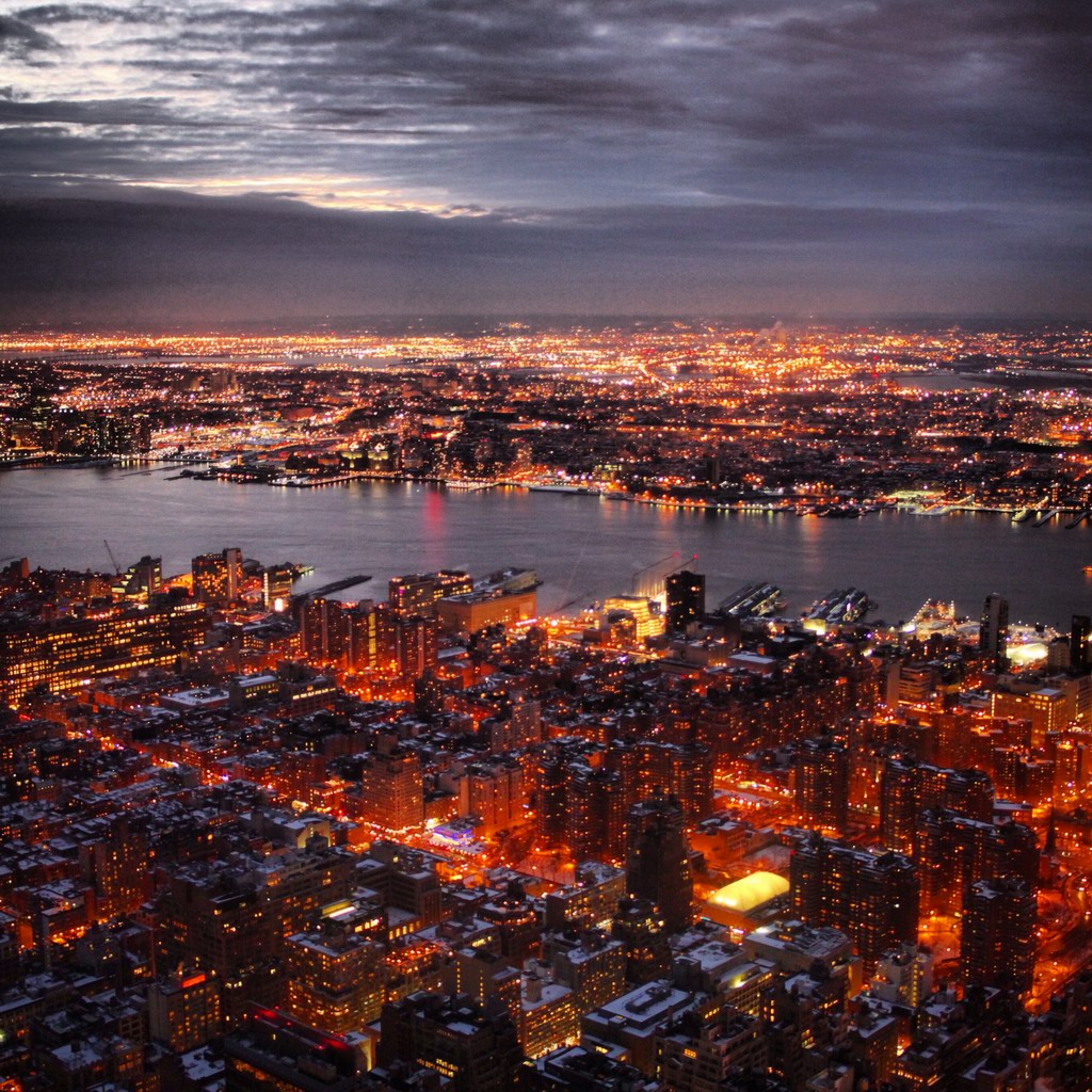 灯光逐渐都亮起来了，城市的繁华感再度升级