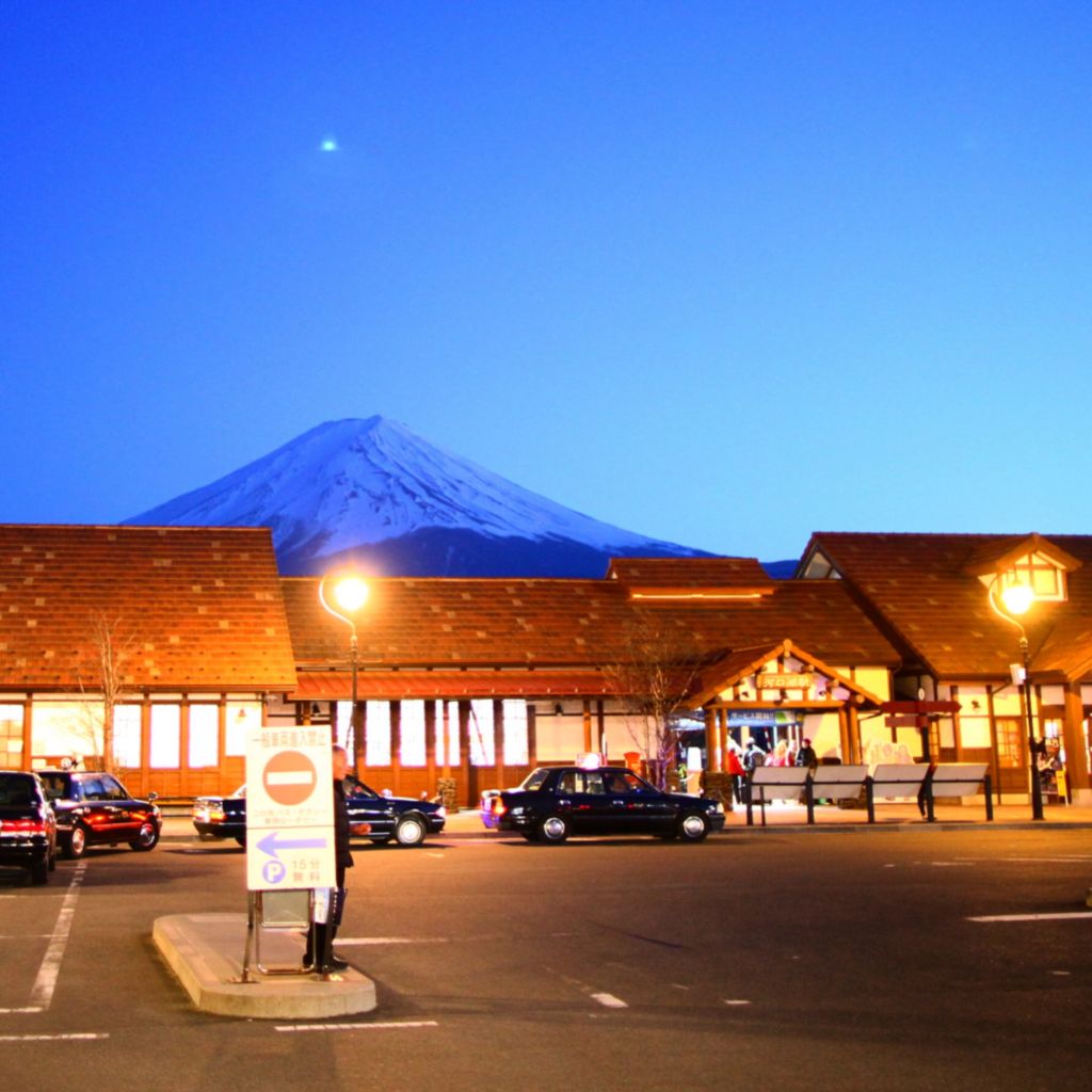 入夜的河口湖车站，远处的富士山是那么的冷傲