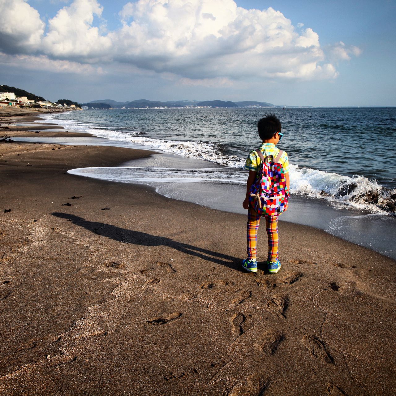 在海边玩水的寅仔