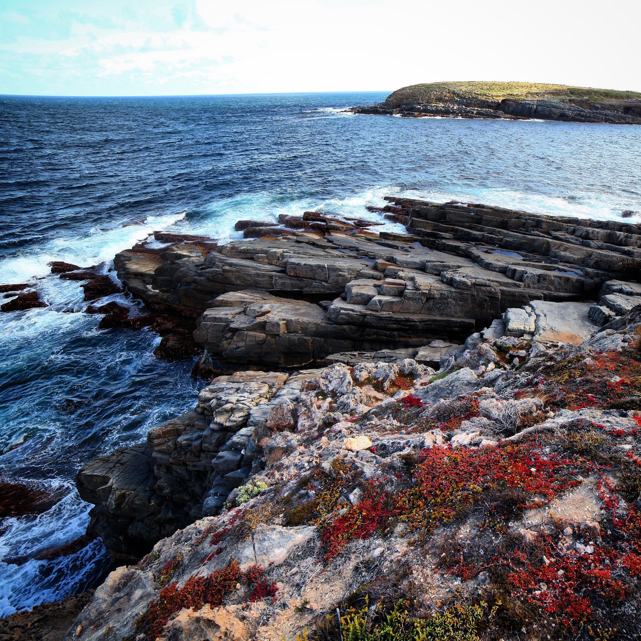 海边长期风化的刀片岩