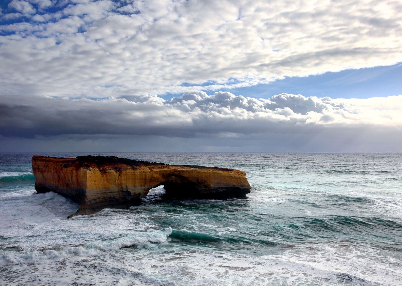 由于海浪的侵蚀冲刷形成2个圆洞，正好成双拱形，所以起名为“伦敦桥”。