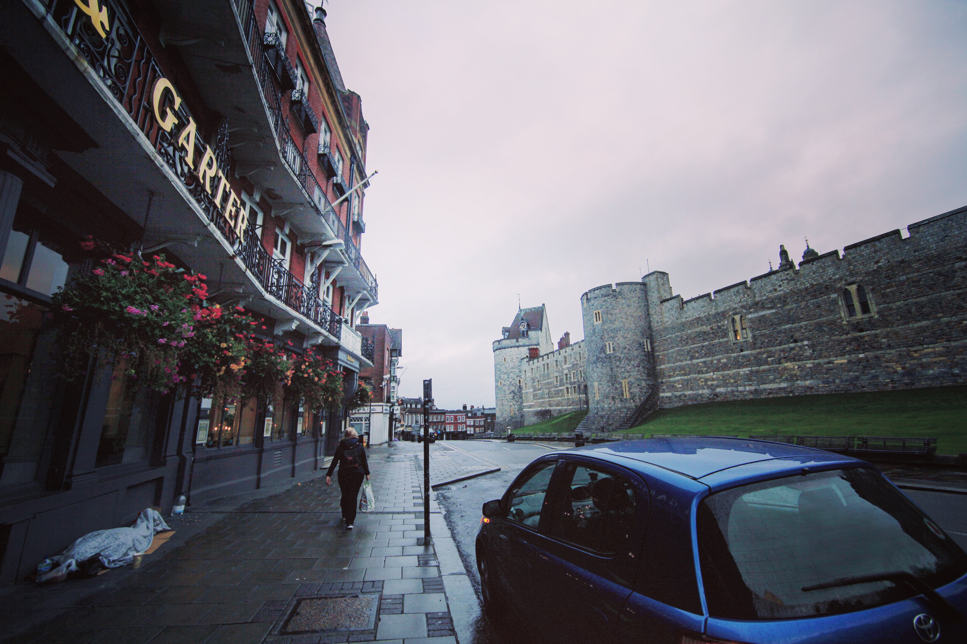 这就是我们第一天下榻的酒店，就刚好正对温莎堡正门，方便得很。但由于是木地板，多走几步路就被楼下住户投诉了