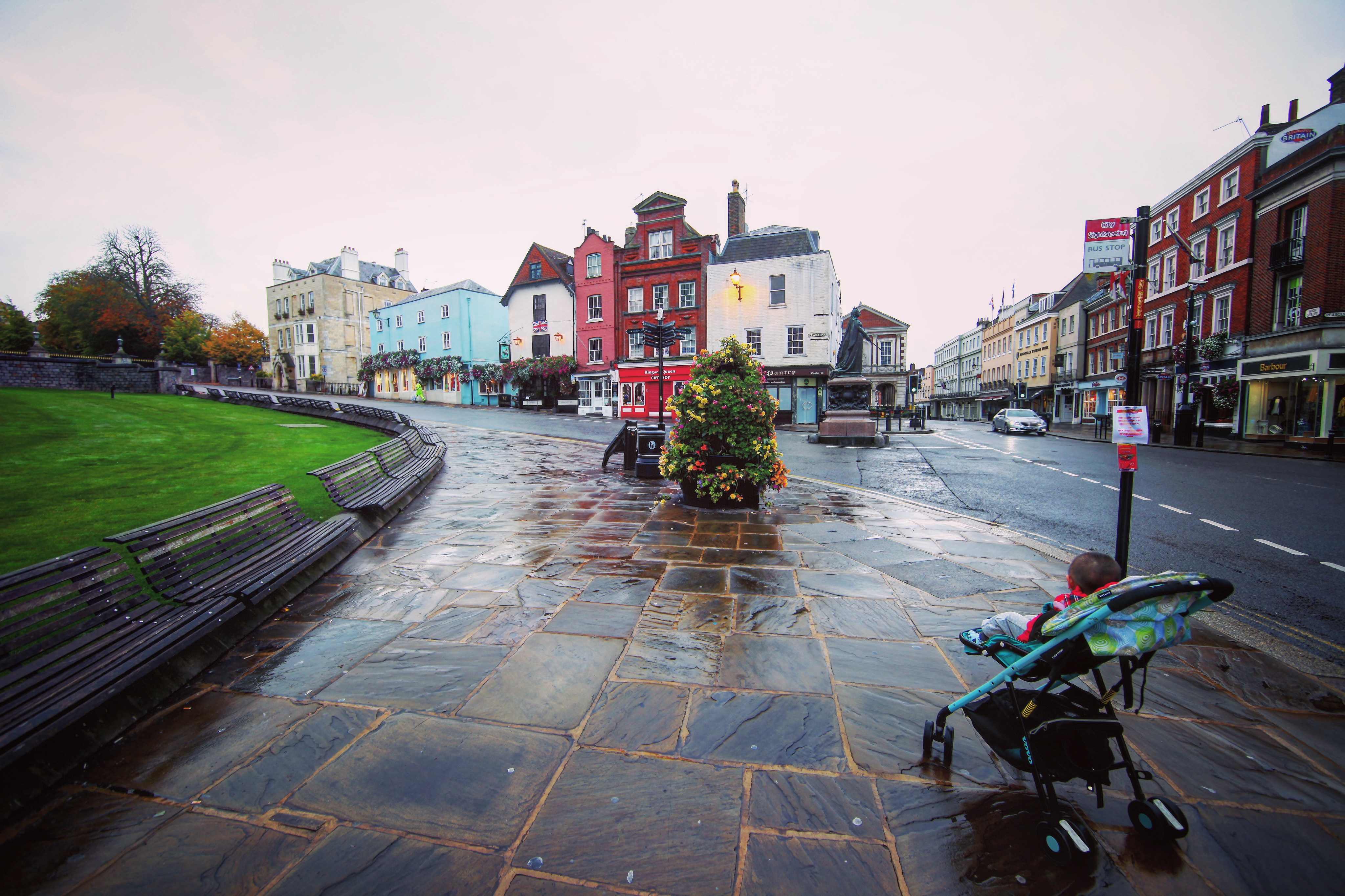 时差的原因，其实大家半夜就已经醒了，所以一大早就把弟弟也推出来了浪了