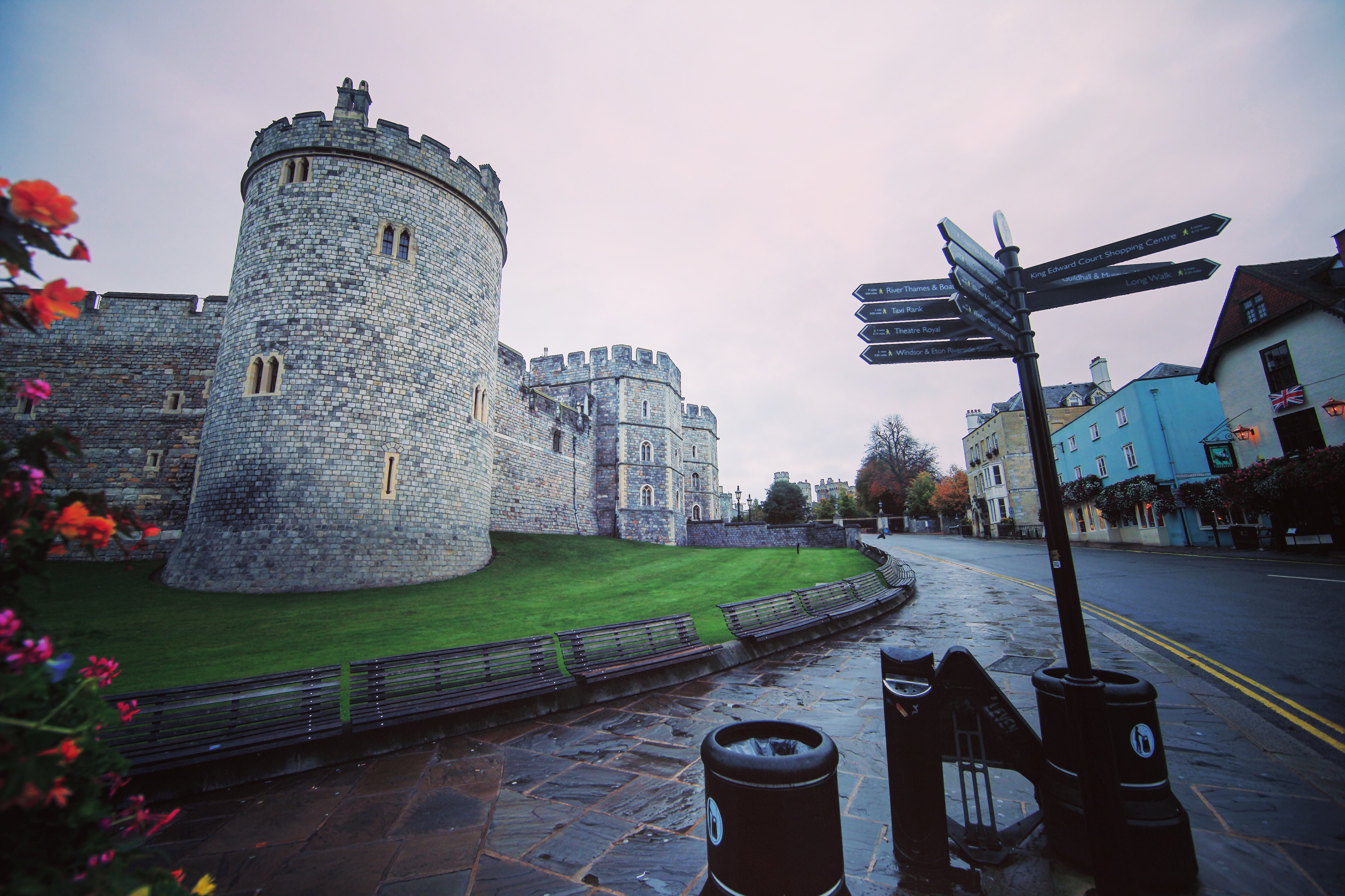 还没开门的温莎堡，一切都静悄悄的