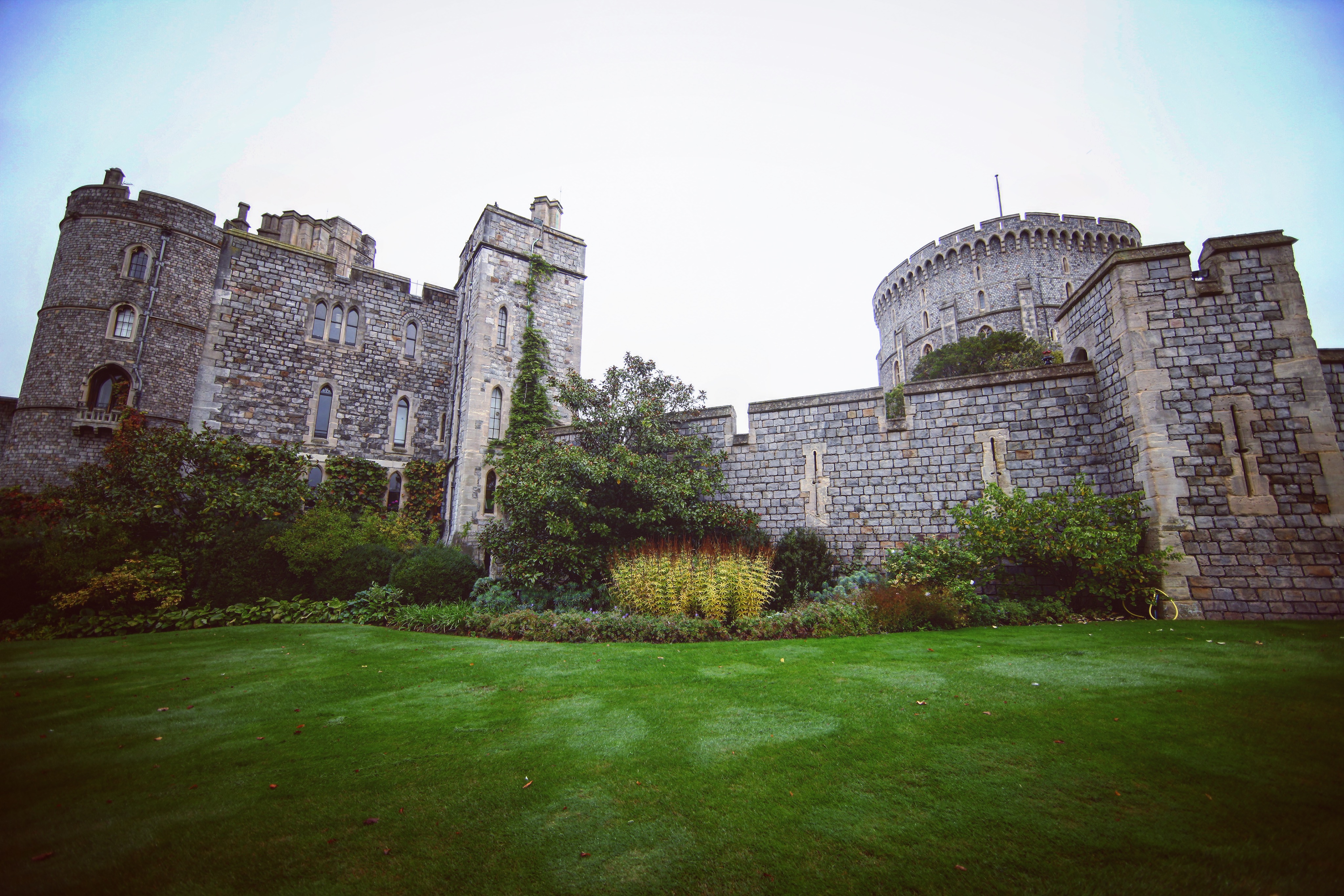 开门咯，幸亏散客跟团队是分开入口，基本没怎么等，过了安检就进入城堡了