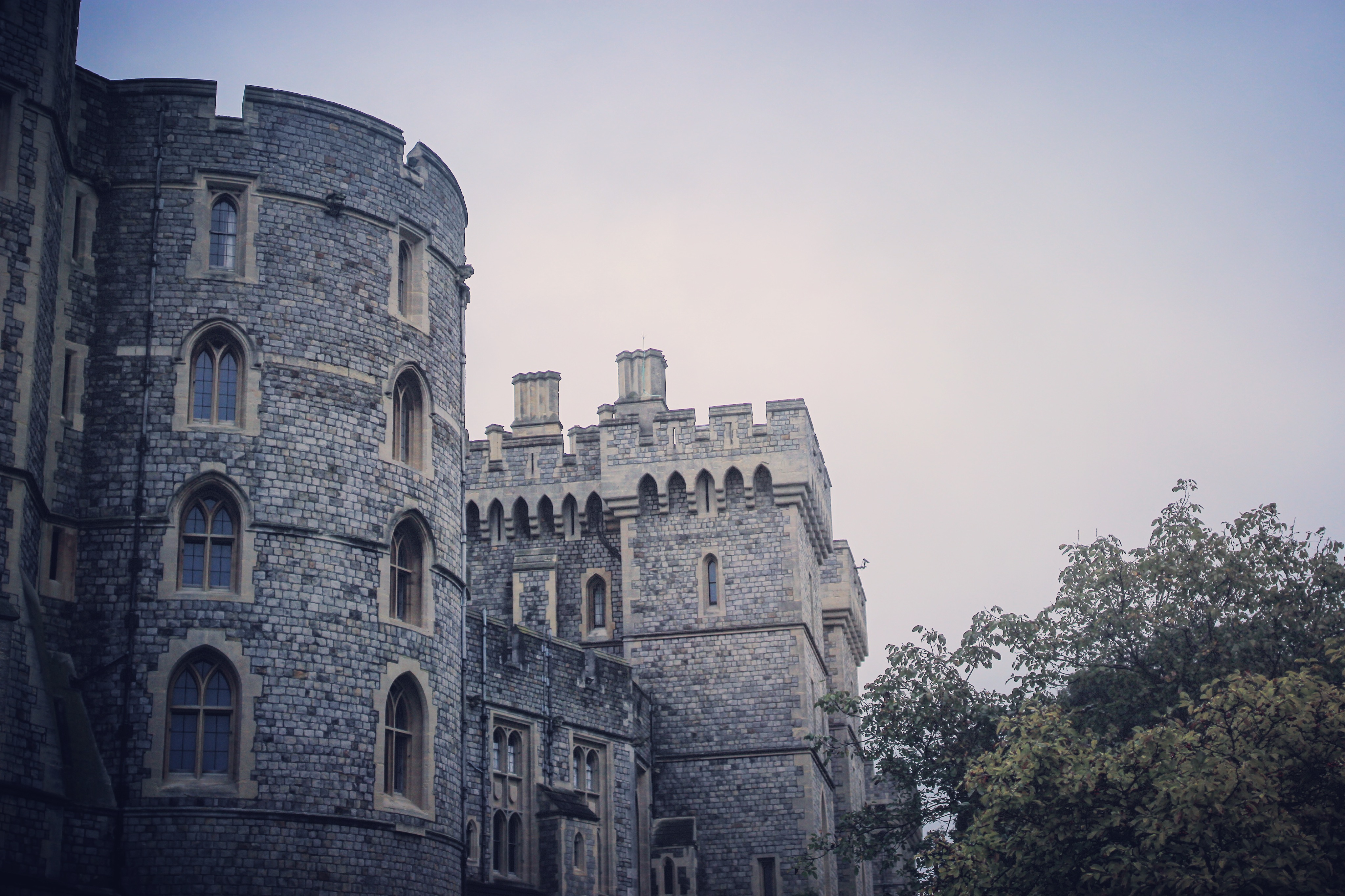 苍白的阴天把仅有的色彩也夺走了，难道要用彩色相机拍黑白片？