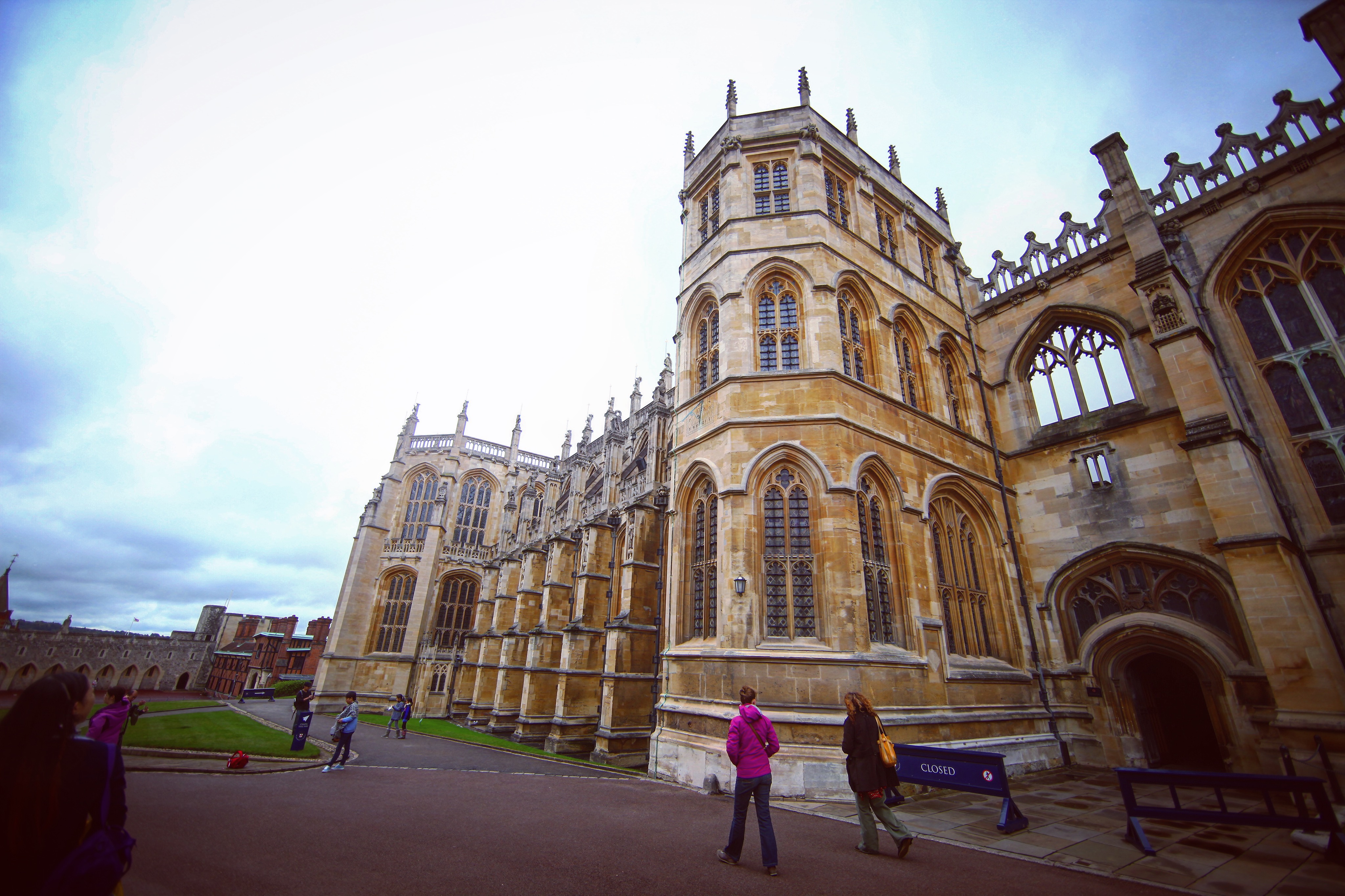 看了半天就腻了……对我这种不了解欧洲文化的人，还是觉得看建筑物外观好