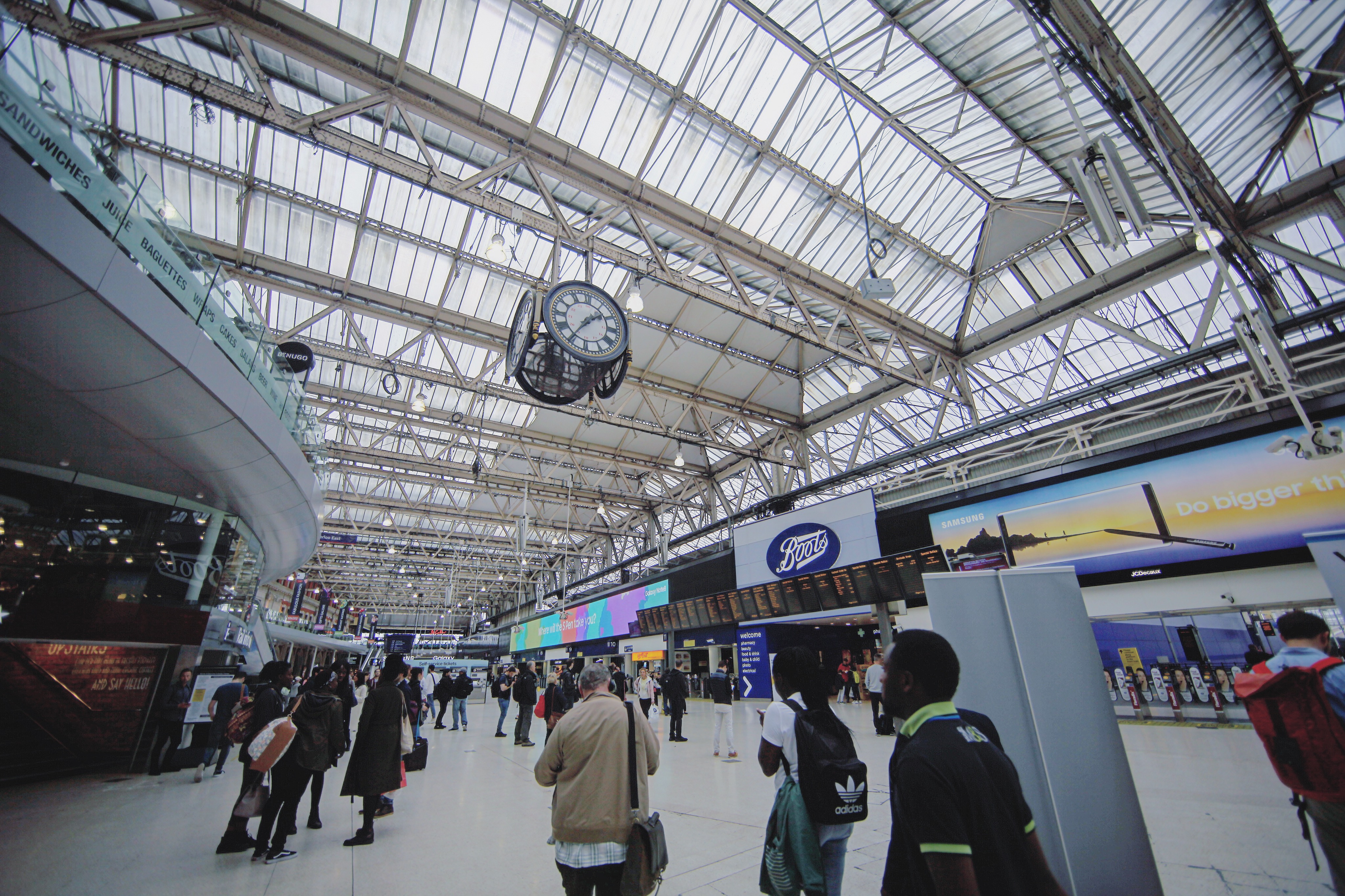 城堡参观完后，回酒店拿了行李隔壁就是火车站，45分钟车程就抵达伦敦市区了