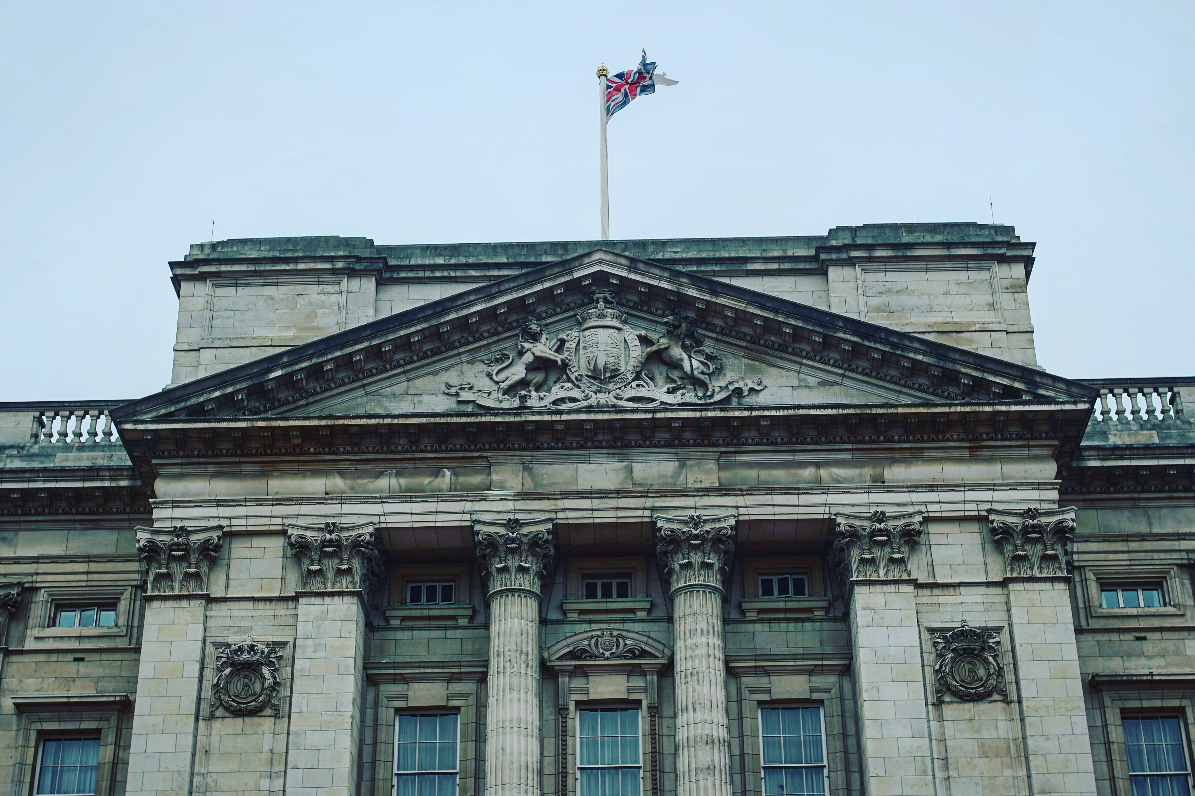 匆匆赶到白金汉宫，被告知当天的票已售完，同时也是本年最后一天对外开放……我勒个擦