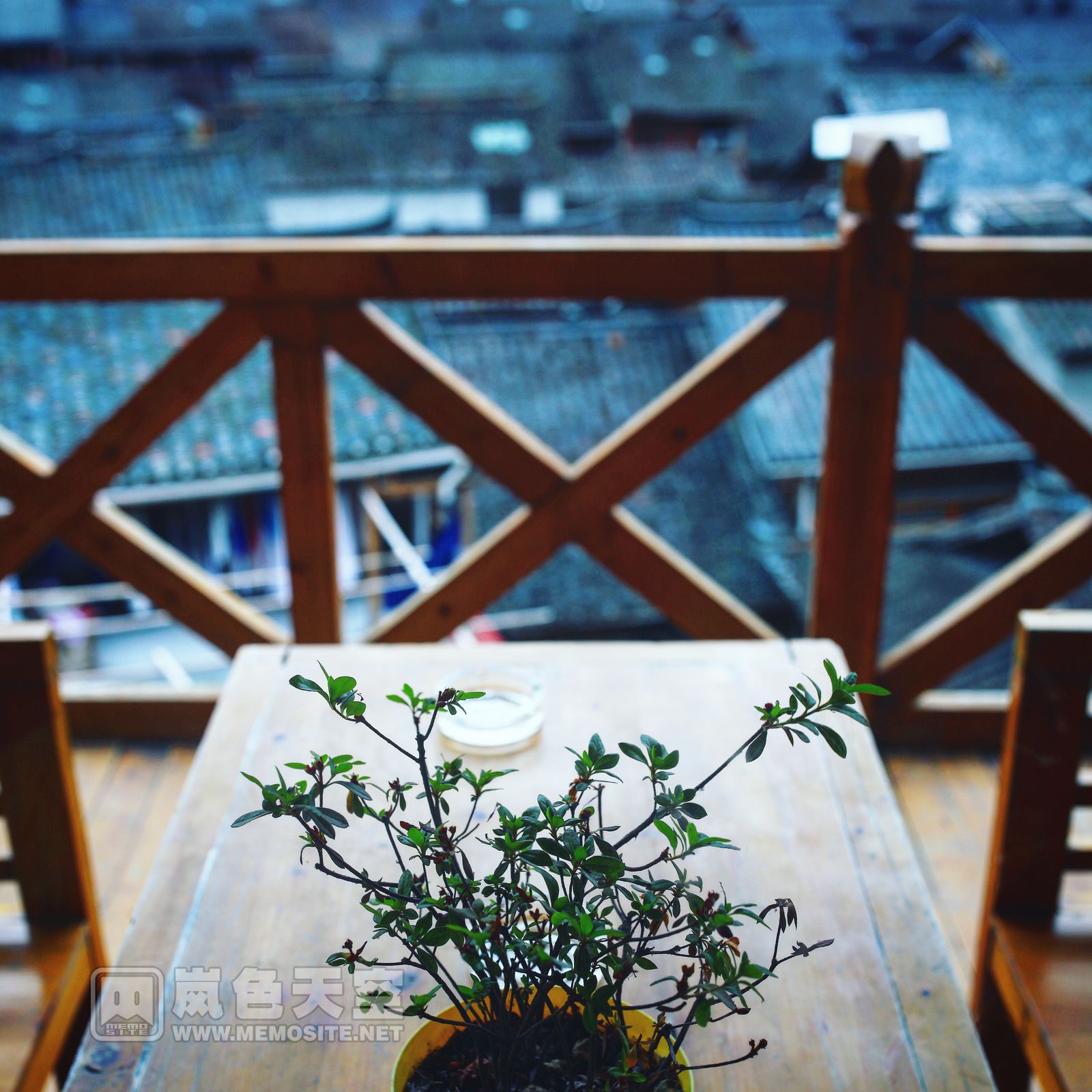 坐在露台发呆是一个不错的选择，就是入夜后蚊子有点多