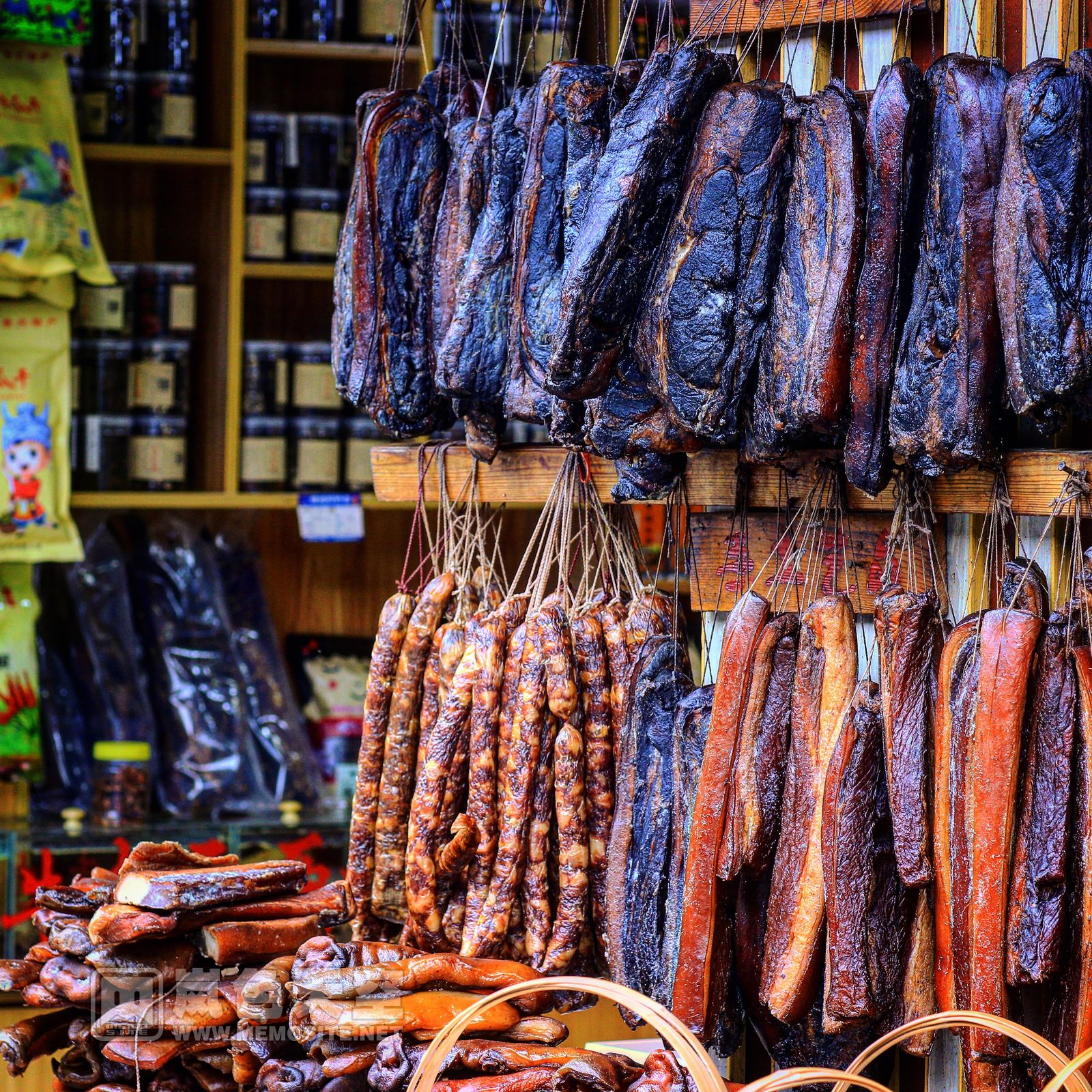 很多店家挂住本地土猪和黄牛制成的腊肉