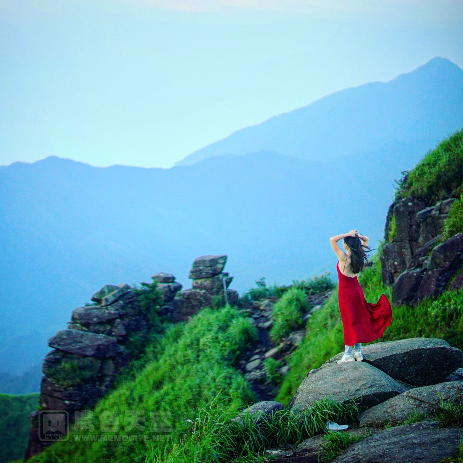 小姐姐的身材挺好的，一下子把拍日出的长枪短炮都吸引了