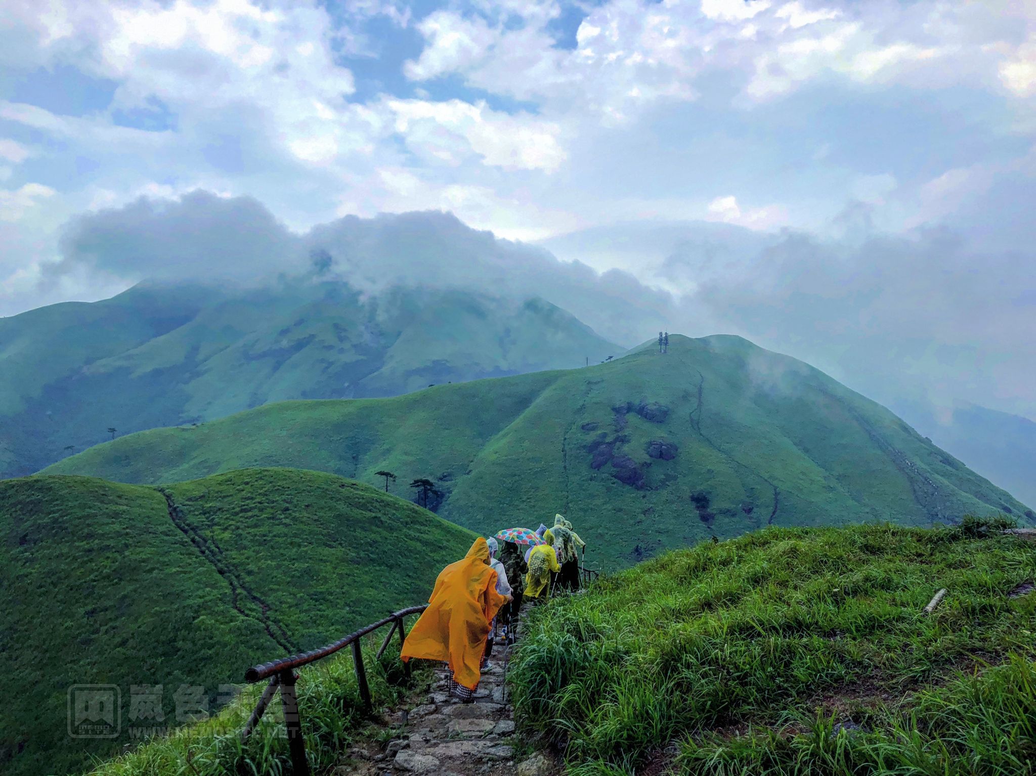 走过吊马庄，却忽然来了倾盆大雨，还好，总算有一点点云海的味道了