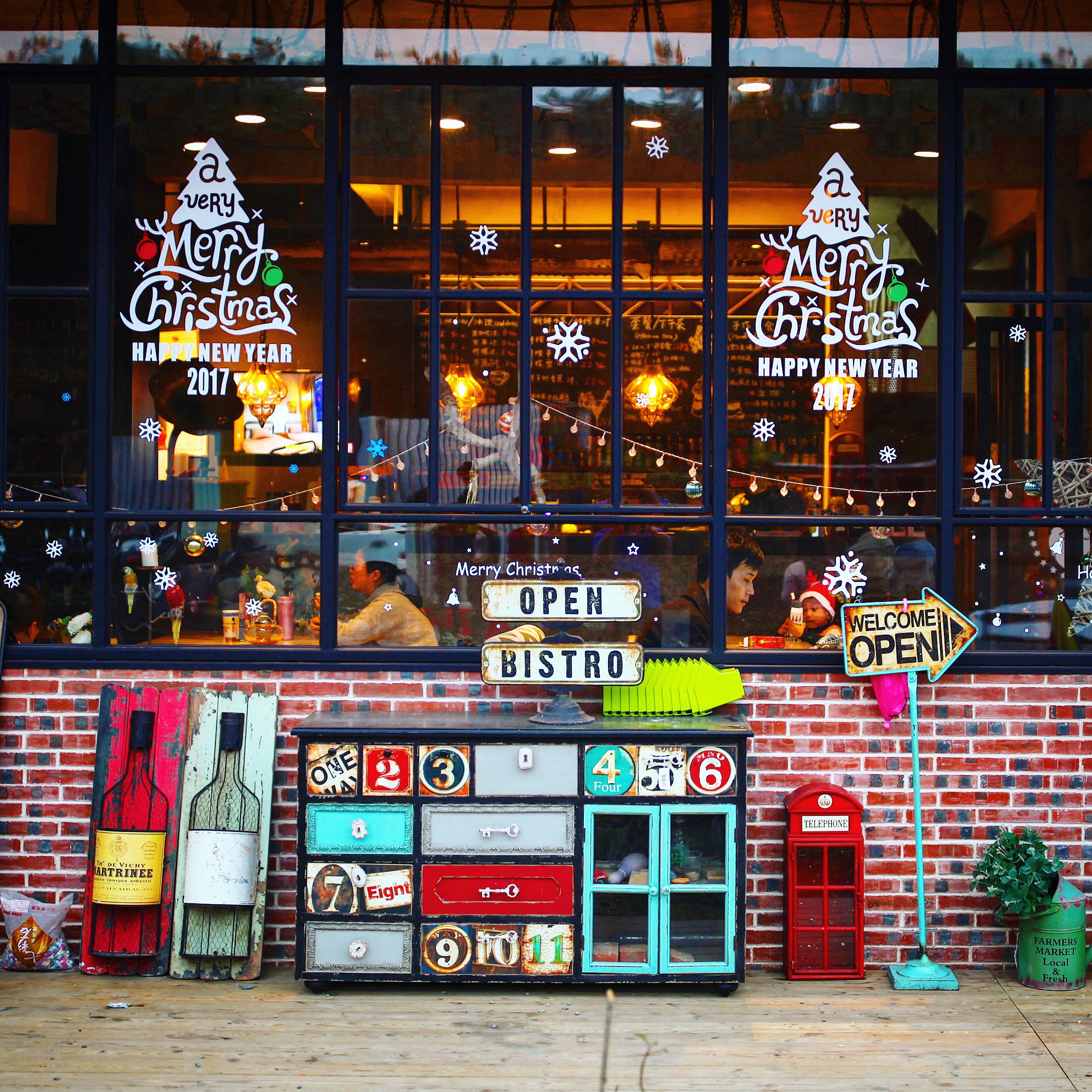 绝配的色调，带感的节日主题布置