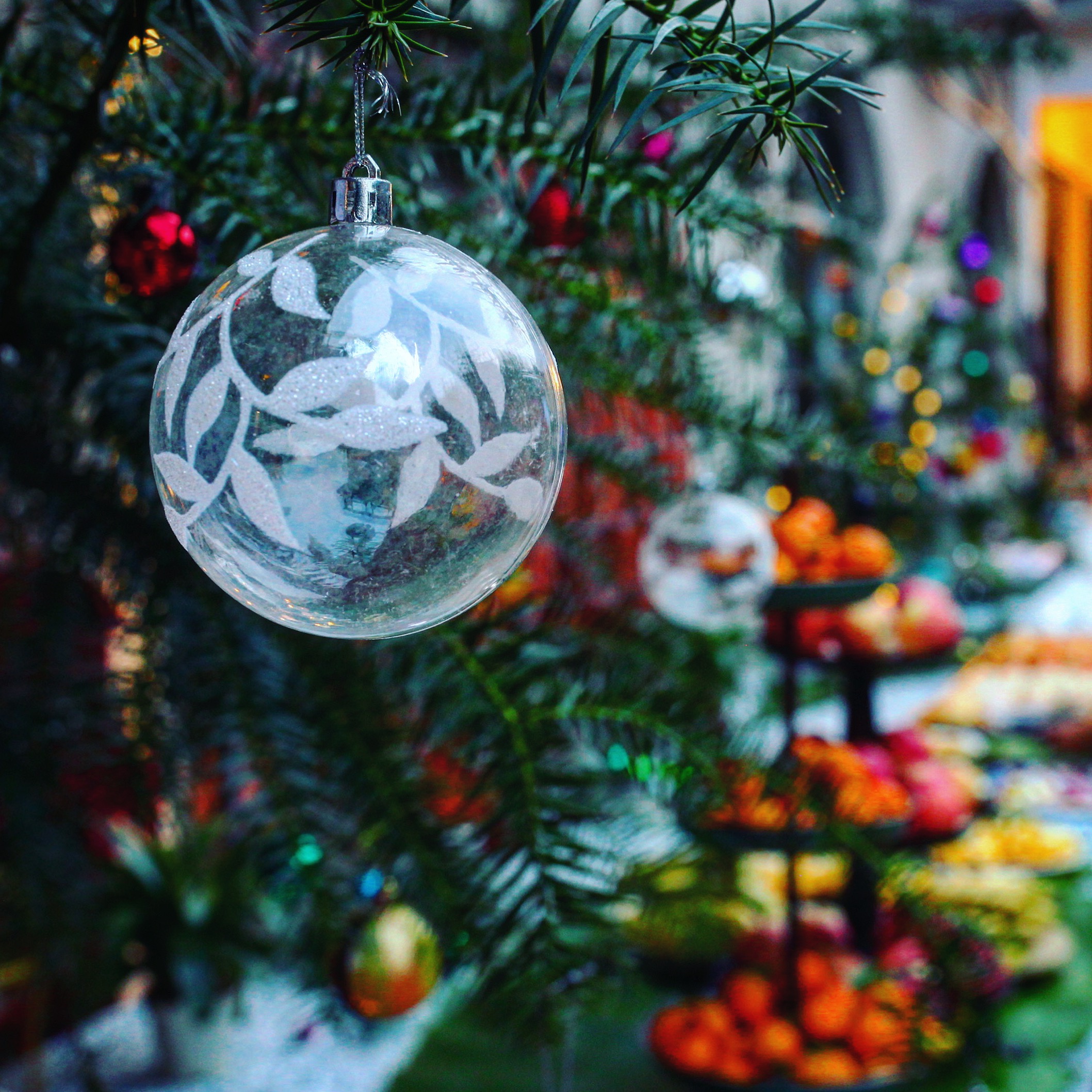 树上挂着节庆的彩球