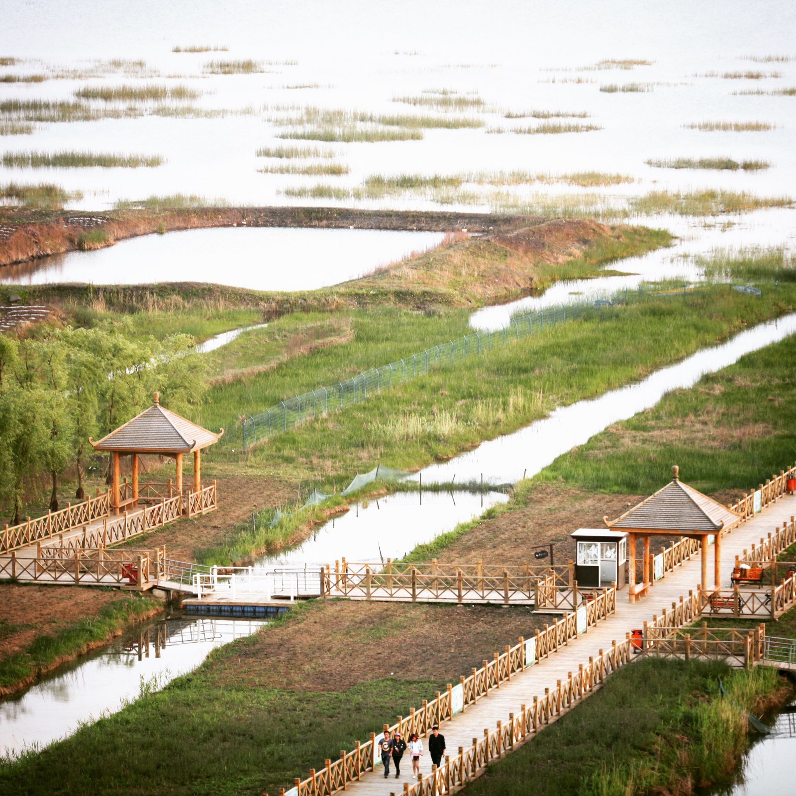 远眺草海码头，相信夏季的草海应该会很壮观