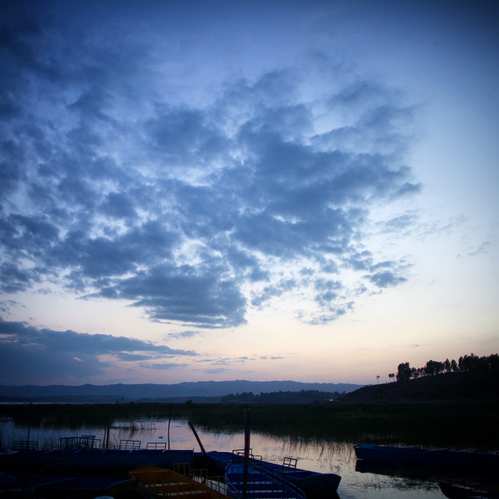 由于经纬度的原因，虽然已经接近晚上8点，这里才刚刚日落