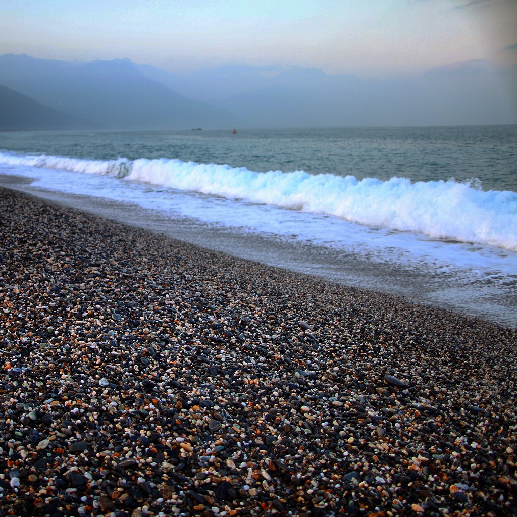 一望无际的鹅卵石海滩