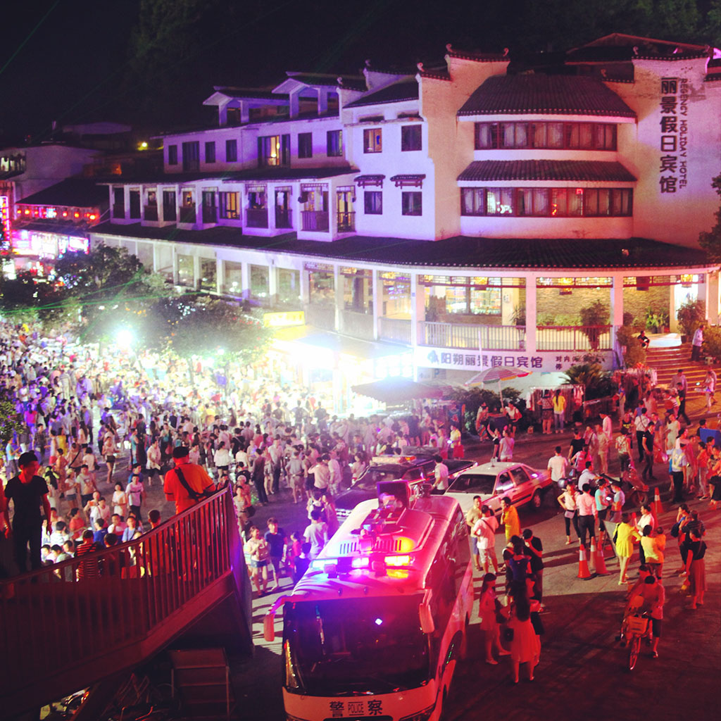 越夜越多人……简直无法去感受西街的风情了