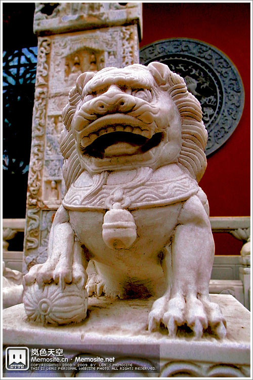 威风凛凛的石狮子