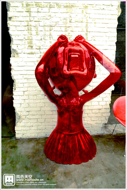 隔着玻璃拍到的，爱哭的女孩雕塑