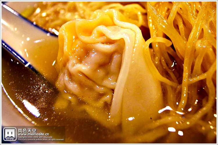 用汤匙捞上一个来看看