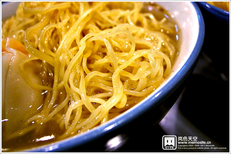 巧美的面条确实体现出广东云吞面的精髓：韧而不硬，爽口！弹牙！