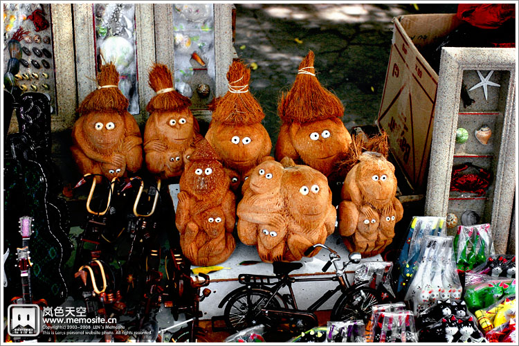 猴子在巴厘岛也算一大特色，这里的手工艺中，猴子也占了比较大的比重