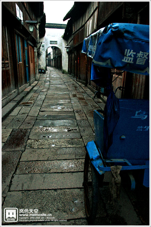 工作了一天的自行车准备迎接新一天的劳碌