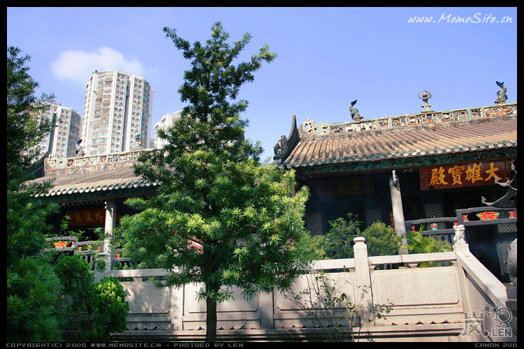 屹立在现代建筑下的庙宇