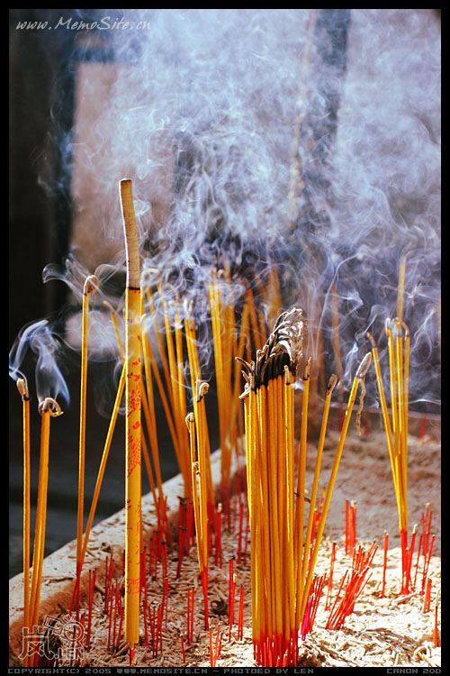 虽然朝拜的人不见很多，但是每家庙宇的香火都很盛
