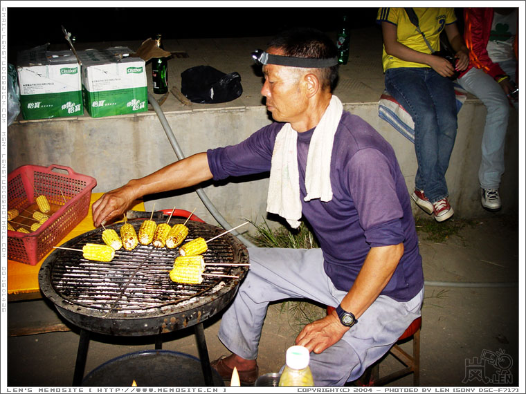 辛苦了现场的食物供给者，戴着头灯烧烤，够嗮Pro！