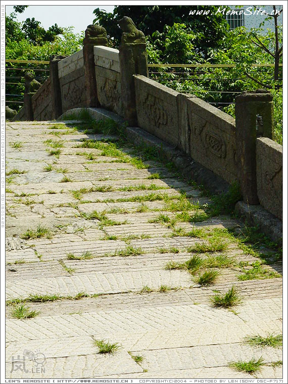 顺德最早的三孔石拱桥———明远桥。这座桥始建于宋代，桥的护栏上有雕刻精美的石狮子，遗憾的是大部分已经成了“无头狮”。从远处望去，桥身上长满了野草，仿佛在向人们诉说着它所经历过的风雨历程。