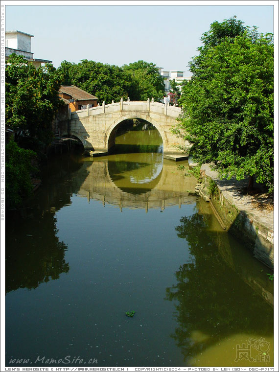 既然是水乡，则少不了有桥。村中的各种桥梁不下30座，而最值得一观的有三座。在村口，顺河道向西，有一座红色的单孔石拱古桥。桥虽不长，却也别致。整个桥身用红色石料建成，上面用篆书刻出“金鳌”二字。这就是传说中康熙皇帝赐建的“金鳌桥”。四周的古榕、芭蕉、农舍与古桥相映成趣，颇有味道。