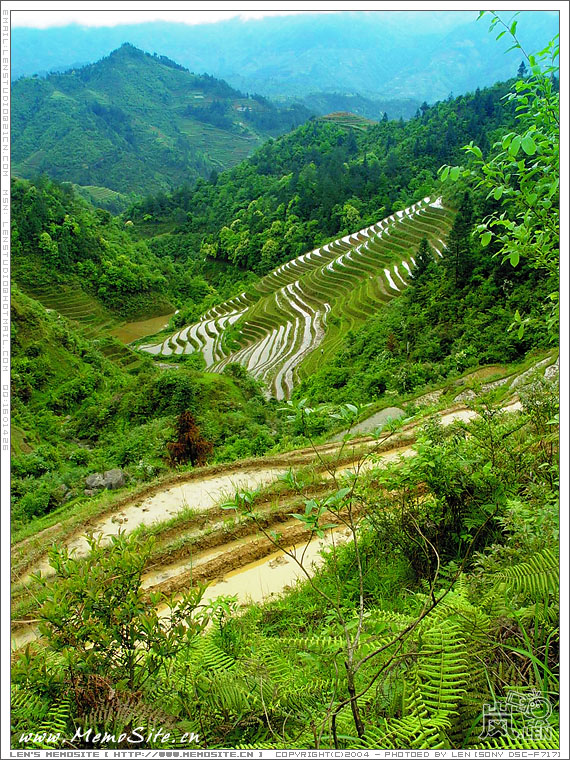 继续行进在梯田中，遥遥的大寨慢慢接近中……