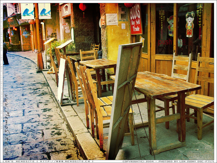 经过一晚灯谜酒醉的狂欢，早上的西街显得格外的宁静。