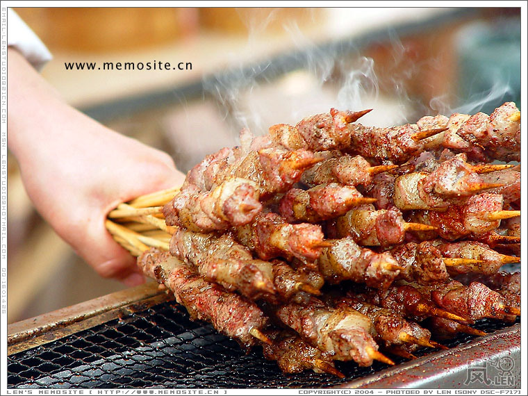 羊肉串，大街小巷都可以见到的，这里就卖得爆贵！