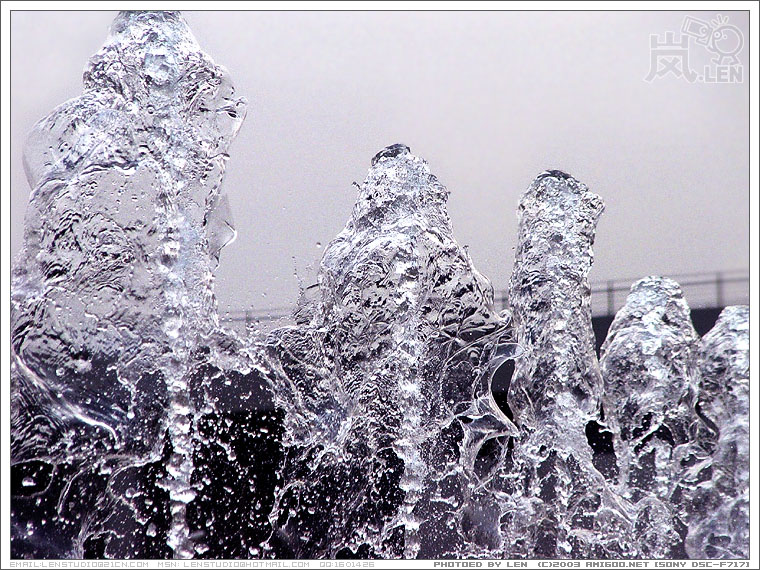 继续飘舞的水花，感觉像冰块